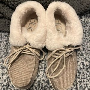 Hey dude shoes womens size seven great condition